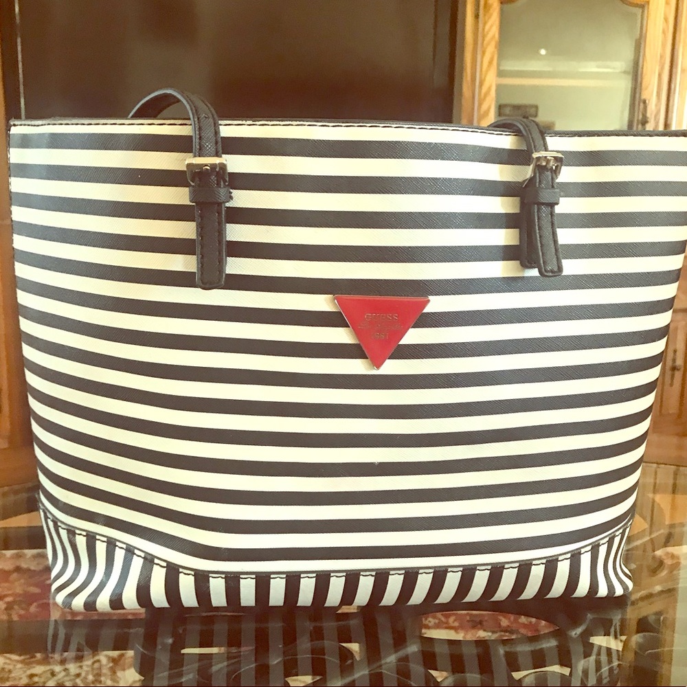 Guess ❤️ ? ❤️Tote ❤️ Black & White
